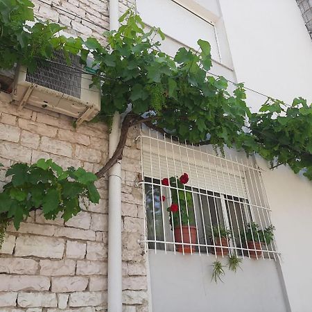 Sofia'S Modern Apartment Gjirokastër Esterno foto